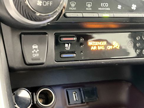 Used 2022 Toyota RAV4 Limited AWD/4WD image 19