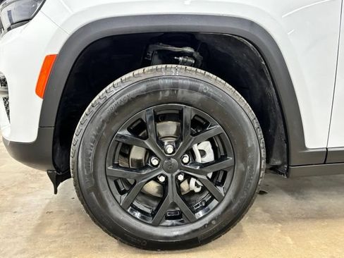 Used 2025 Jeep Grand Cherokee Altitude RWD image 10