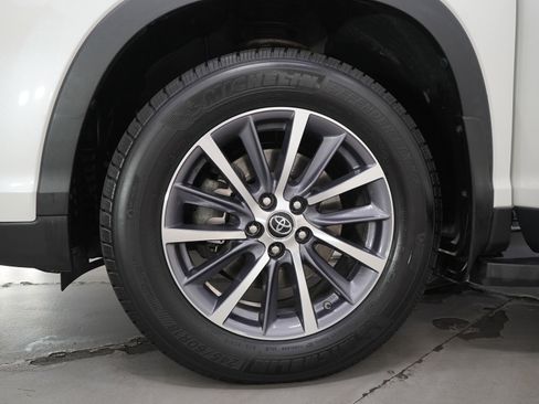 Used 2019 Toyota Highlander XLE FWD image 32
