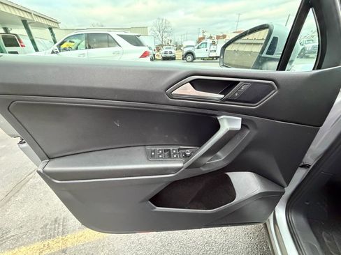 Used 2021 Volkswagen Tiguan SE image 15