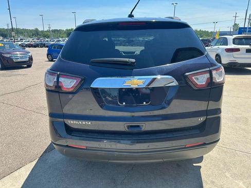 Used 2017 Chevrolet Traverse LT w/ Style and Technology Package FWD image 6