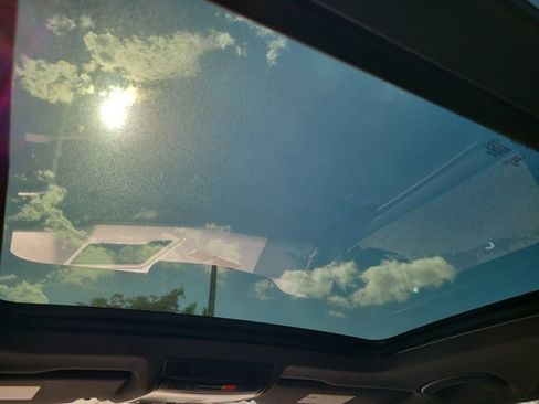 Used 2023 Volkswagen Tiguan SE R-Line image 16