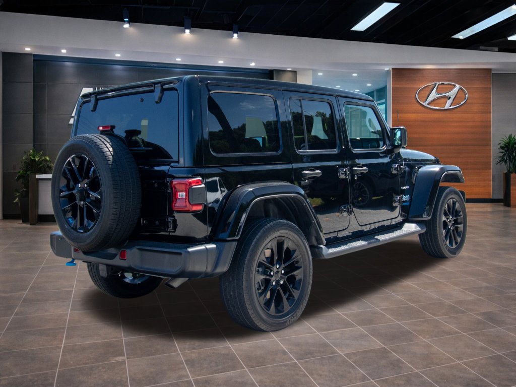Used 2022 Jeep Wrangler Unlimited Sahara w/ Cold Weather Group AWD/4WD image 17
