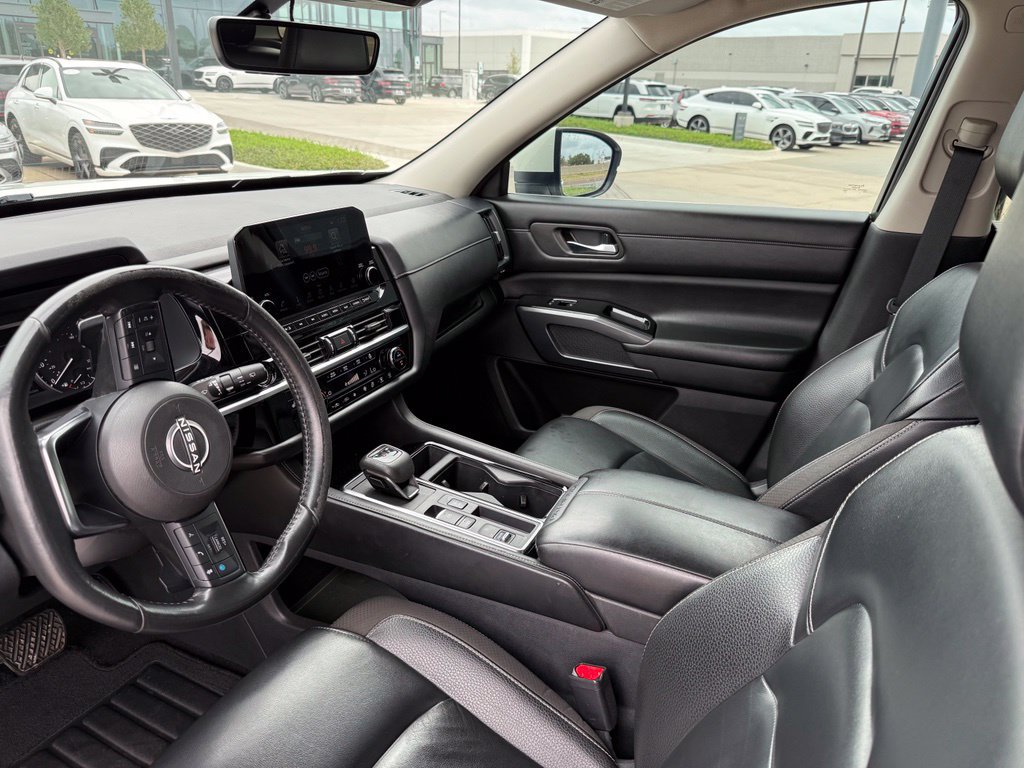 Used 2023 Nissan Pathfinder SL w/ Lighting Package (N92) FWD image 12