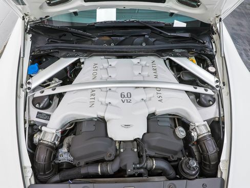 Used 2011 Aston Martin V12 Vantage Coupe image 4