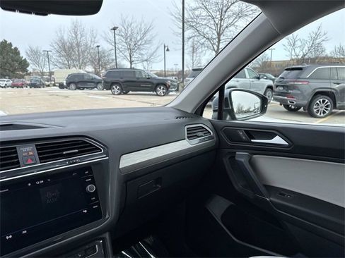 Used 2020 Volkswagen Tiguan SE w/ Panoramic Sunroof Package image 27