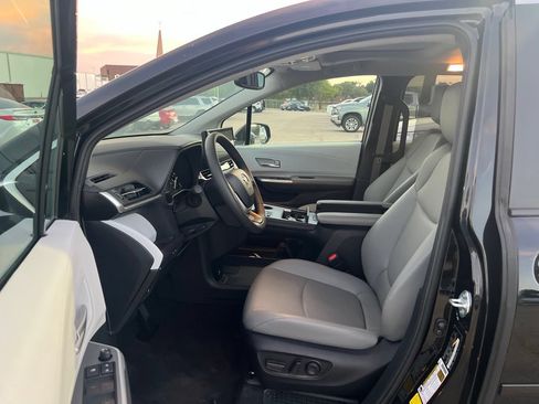 Used 2025 Toyota Sienna XLE FWD image 7