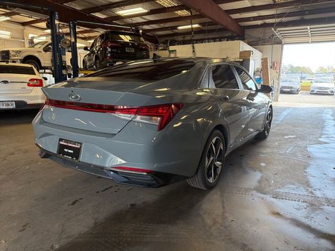 Used 2022 Hyundai Elantra SEL w/ Convenience + Premium Package image 3