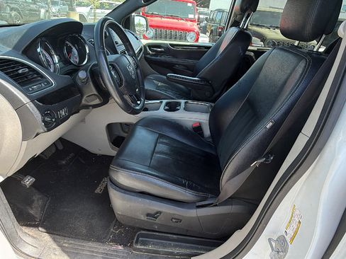 Used 2016 Dodge Grand Caravan SXT FWD image 16