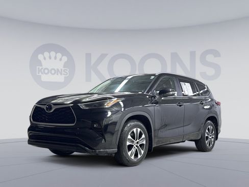 Used 2023 Toyota Highlander XLE AWD/4WD image 1
