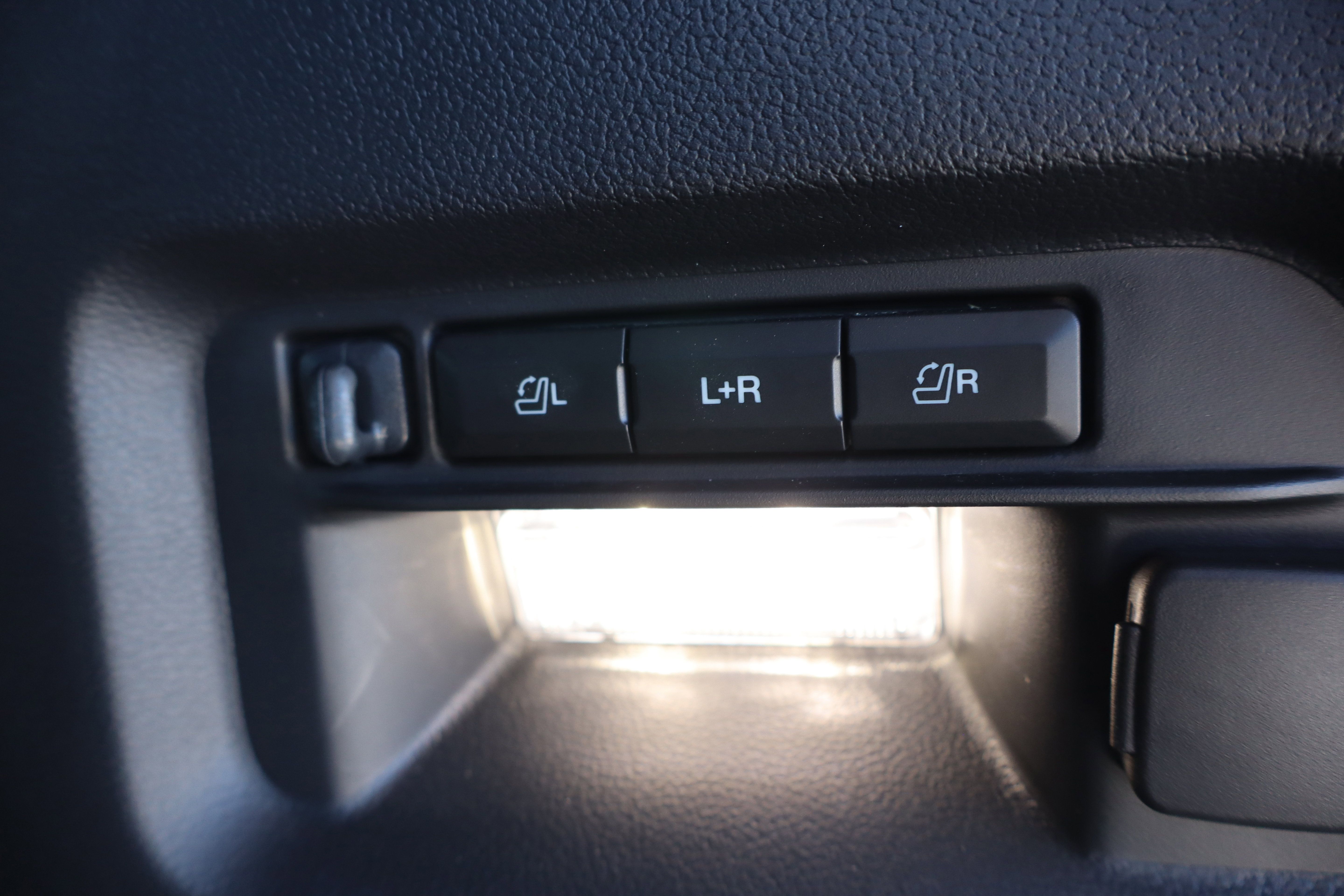 Used 2025 Ford Explorer ST AWD/4WD image 31