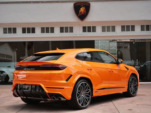 Used 2025 Lamborghini Urus SE AWD/4WD image 3