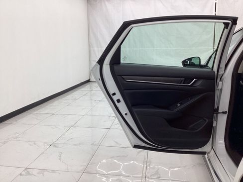 Used 2018 Honda Accord Touring image 24