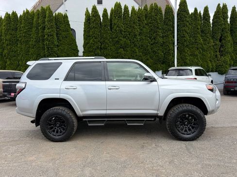 Used 2020 Toyota 4Runner SR5 AWD/4WD image 12