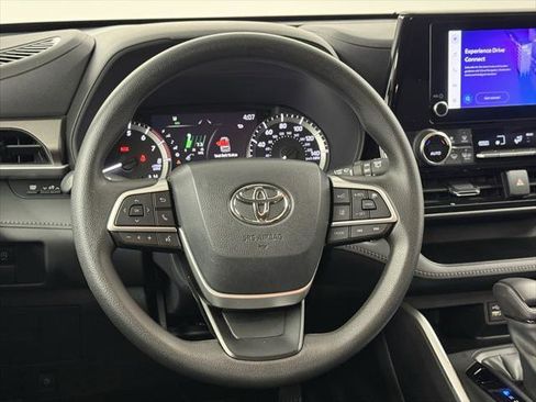 Certified 2023 Toyota Highlander L image 31