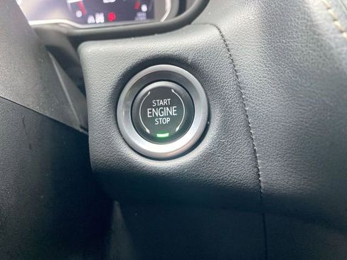 Used 2022 GMC Yukon XL SLT w/ SLT Premium Package image 16