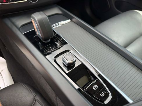 Certified 2025 Volvo XC60 B5 Core AWD/4WD image 22
