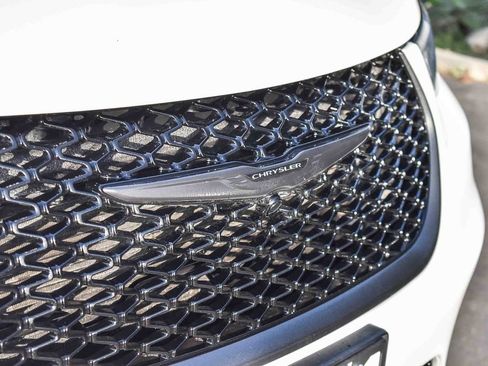 Used 2025 Chrysler Pacifica Limited image 9