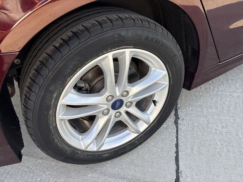 Used 2018 Ford Fusion SE w/ Fusion SE Technology Package image 5