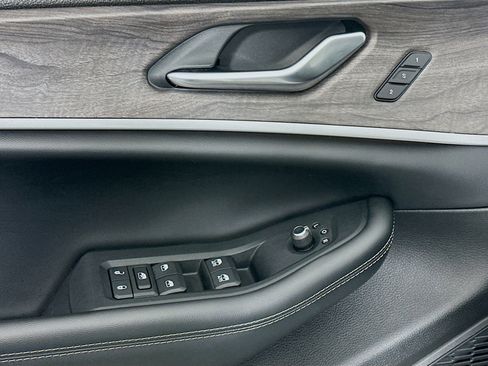 Used 2023 Jeep Grand Cherokee Limited w/ Black Appearance Package image 15