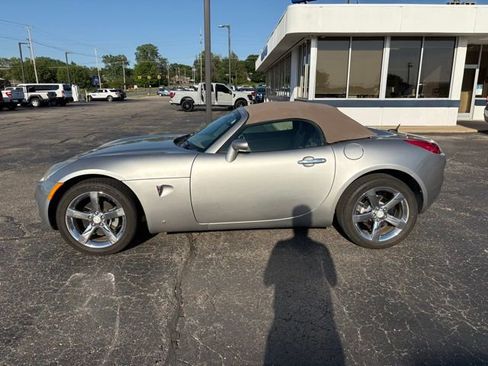 Used 2007 Pontiac Solstice Convertible w/ Premium Package RWD image 2