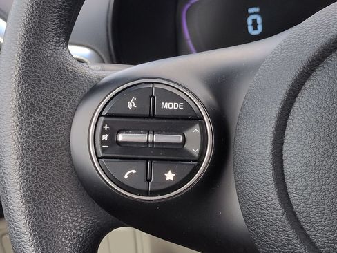 Used 2025 Kia Soul LX w/ LX Technology Package FWD image 22