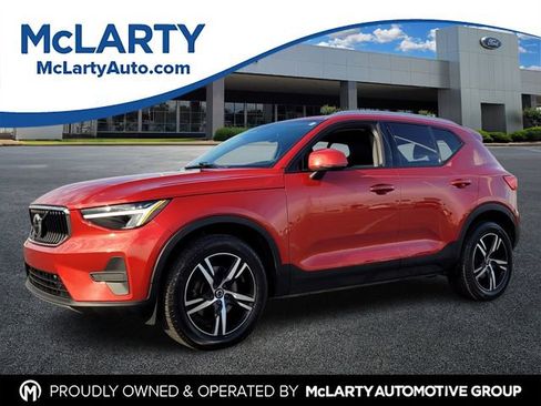 Used 2023 Volvo XC40 B5 Core image 1