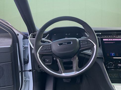 Used 2025 Jeep Grand Cherokee L Limited w/ Luxury Tech Group II RWD image 19