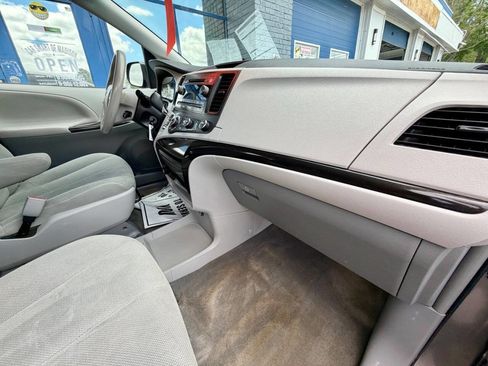 Used 2014 Toyota Sienna L FWD image 29
