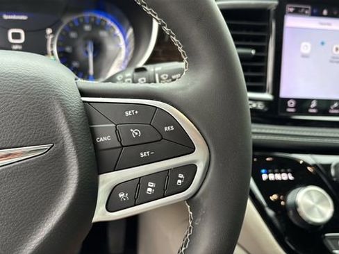 Used 2023 Chrysler Pacifica Limited image 21