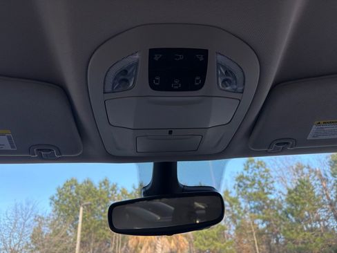 Used 2023 Chrysler Voyager LX image 28