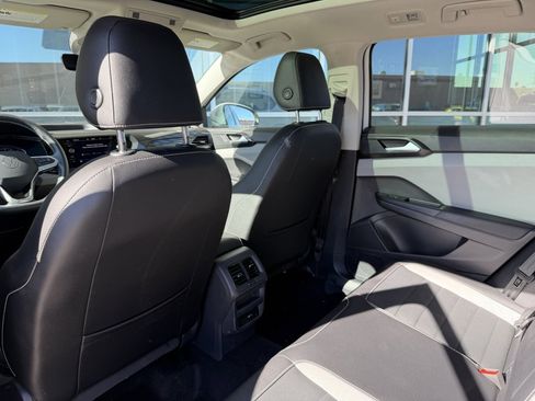 Used 2022 Volkswagen Taos SEL w/ Panoramic Sunroof Package image 34