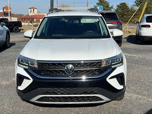 Used 2022 Volkswagen Taos SE image 2