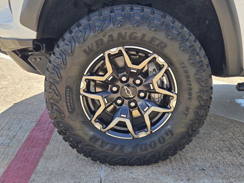 Used 2024 Chevrolet Colorado ZR2 w/ Technology Package AWD/4WD image 7