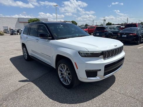 Used 2023 Jeep Grand Cherokee L Summit w/ Luxury Tech Group V AWD/4WD image 3