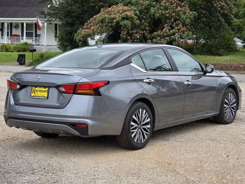 Used 2025 Nissan Altima 2.5 SV FWD image 4