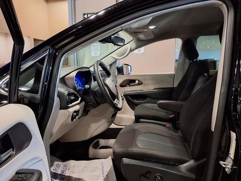 Used 2024 Chrysler Voyager LX image 14