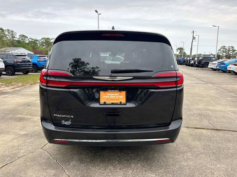 Certified 2024 Chrysler Pacifica Touring-L image 4