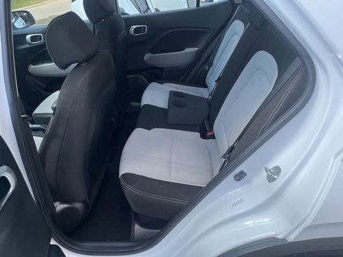 Used 2022 Hyundai Venue SEL FWD image 12
