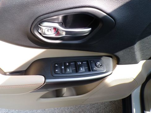 Used 2019 Jeep Cherokee Latitude w/ Popular Appearance Group FWD image 22