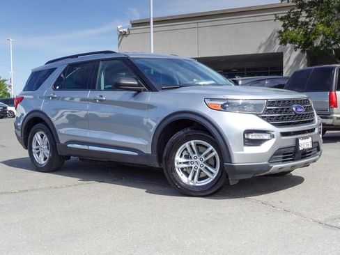 Used 2023 Ford Explorer XLT w/ Equipment Group 202A RWD image 5