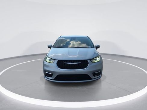 Used 2023 Chrysler Pacifica Touring-L FWD image 3