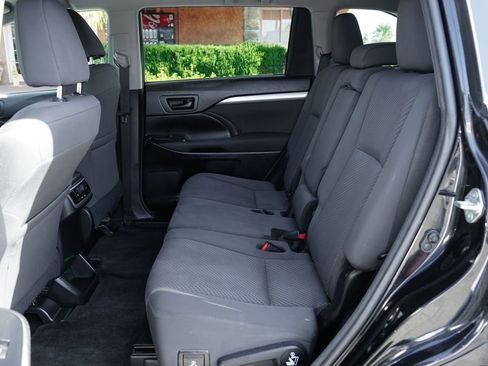 Used 2017 Toyota Highlander LE image 30