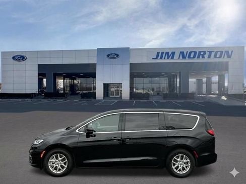 Used 2024 Chrysler Pacifica Touring-L FWD image 8