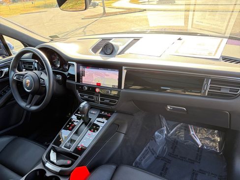 Certified 2025 Porsche Macan image 18