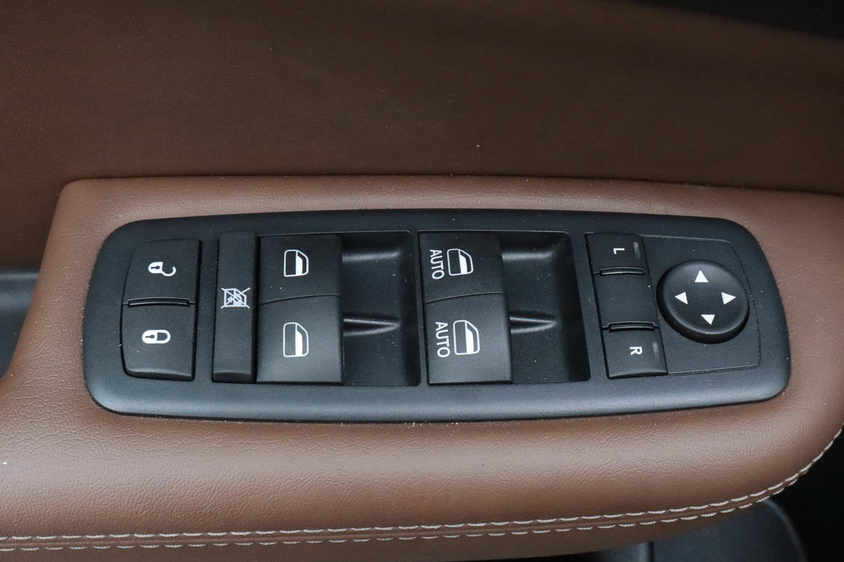 Used 2016 Chrysler 200 C w/ Premium Group FWD image 14