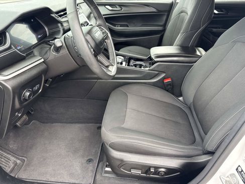 Certified 2023 Jeep Grand Cherokee Laredo w/ Luxury Tech Group I AWD/4WD image 15
