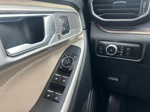 Used 2023 Ford Explorer Limited w/ Equipment Group 301A AWD/4WD image 19