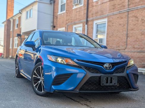 Used 2018 Toyota Camry SE image 1