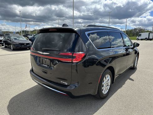 Used 2022 Chrysler Pacifica Touring-L FWD image 8
